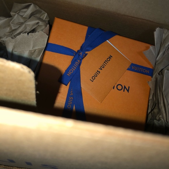 Authentic Louis Vuitton RUN AWAY PULSE SNEAKER - Picture 3 of 3